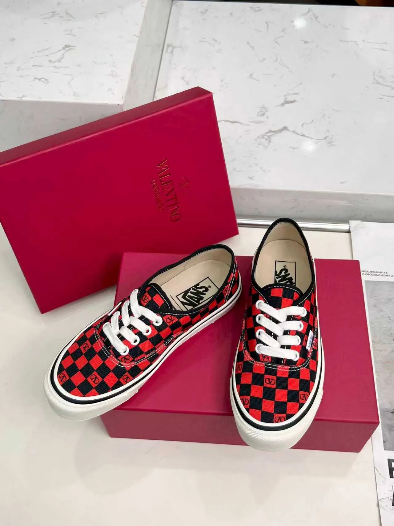 [Valentino Giving classic shoes a personality that spans the ages. Many celebrities - Jolin Tsai. Yang Zi. Liu Wen. Ma Baiquan. Choi Soobin. freen. Song Zuer. JJ Lin. zel. Cecilia Cheung. shark. Xin Yunlai...same style.